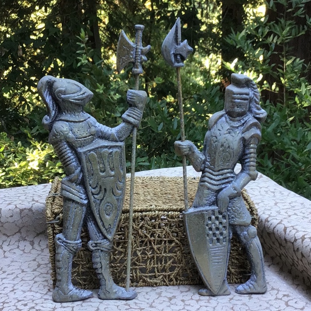 Knights in Armour Removable Swords VINTAGE Set